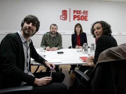 Nagua Alba y Eduardo Maura, de Podemos Euskadi, en la reunión que han mantenido en la sede del PSE de Bilbao con Idoia Mendia.