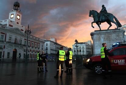 Militares de UME, Unidad Militar de Emergencias patrullan por la Puerta del Sol para que quede gente por las calles a causa del coronavirus.