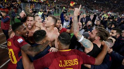 Los jugadores de la Roma celebran la victoria contra la Lazio.