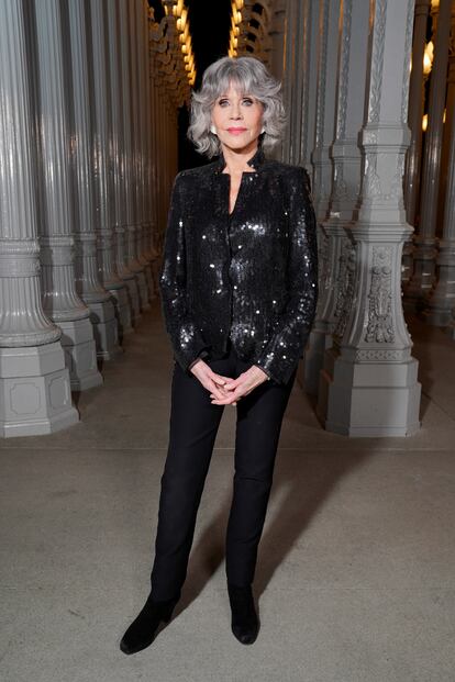 Jane Fonda escogió pantalón negro y blusa de lentejuelas.