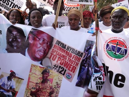 Manifestación de familiares de víctimas del dictador Yahya Jammeh, el sábado en Banjul.