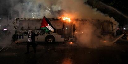 Un manifestante con la bandera de Palestina participa en una manifestación en Río de Janeiro (Brasil).