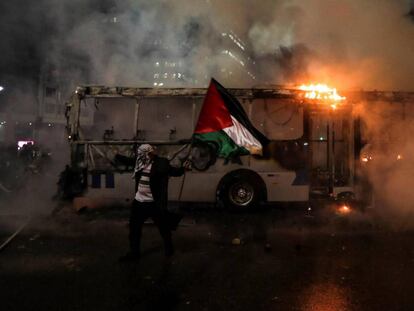 Un manifestante con la bandera de Palestina participa en una manifestación en Río de Janeiro (Brasil).