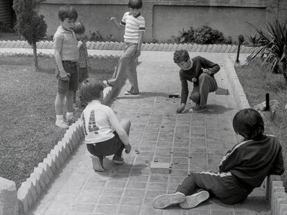 Niños juegan a las chapas en Leganés (Madrid), en 1978.