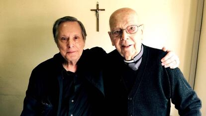 Wiliam Friedkin (à esq.) e o padre Gabriele Amorth