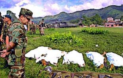 Un militar colombiano contempla el sábado los cadáveres de cinco guerrilleros de las FARC, en San Carlos.