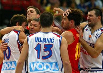 Gasol y Garbajosa se enfrentan a Jaric, Vujanic y Dronbnjak en la tangana del final del partido de baloncesto tras un doble manotazo del <i>10</i> serbio al  español de los Grizzlies.