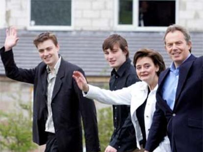 Euan Blair (izquierda), con sus padres y su hermano, el pasado mayo.