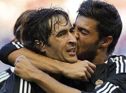 Miguel Torres besa a Raúl tras un gol.