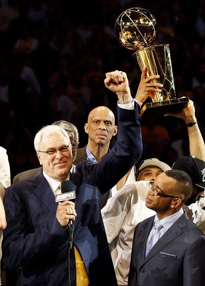 El entrenador Phil Jackson celebra junto al equipo la consecución de su noveno anillo de la NBA como entrenador.