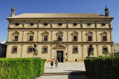 Sede actual del Ayuntamiento de Úbeda, el palacio Vázquez de Molina es una de las más brillantes muestras de la arquitectura civil del siglo XVI en España, obra de Andrés de Vandelvira edificada entre los años 1540 y 1560. La fachada del palacio, de tres cuerpos horizontales, balcones con frontones, ojos de buey y cornisa volada, abre a una gran lonja cuya entrada la marcan dos leones en piedra.