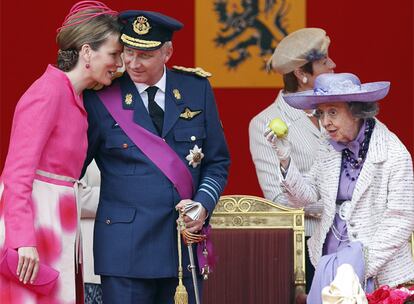 La reina Fabiola de Bélgica ha protagonizado la anécdota de la fiesta nacional al mostrar una manzana en el palco desde el que seguía el desfile militar. En esta ocasión se ha reforzado la seguridad tras los incidentes el Día de la Reina, el pasado 30 de abril, en el que un perturbado intentó embestir con su coche el autobús en el que viajan la familia real. Ocho personas, incluido el conductor, murieron en el incidente.