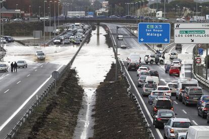 De vehículos bloqueados o arrastrados por el agua destacan un rescate en la Carretera de los Campos de Golf de Estepona, así como en la urbanización Dalena Golf también de este municipio, entre otros casos. En la imagen, vista de la autovía N-340, a la altura del polígono de Palmones en los Barrios (Cádiz), inundada como consecuencia de las lluvias registradas en la región.