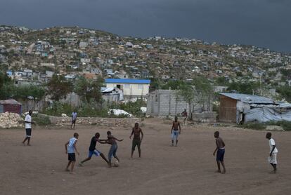 Unos chicos juegan al fútbol en un solar de tierra en Canaán, Haití. Debido a la desorganización para reclamar la tierra libre en Canaán, los colonos dejaron espacio para carreteras, pero hicieron pocos planes para construir espacios públicos como campos de juego, parques o plazas.