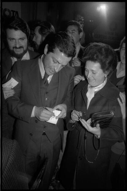 Adolfo Suárez firma autógrafos a militantes en el hotel María Cristina de San Sebastián en 1980. Detrás, Jaime Mayor Oreja, entonces en UCD.