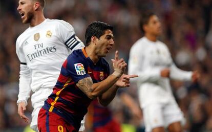 Luis Suárez celebra uno de sus dos goles en el Bernabéu.