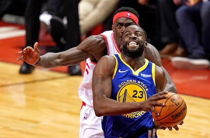 El jugador de Golden State Warriors Draymond Green entra a canasta ante la oposición del escolta de Toronto Raptors Pascal Siakam.