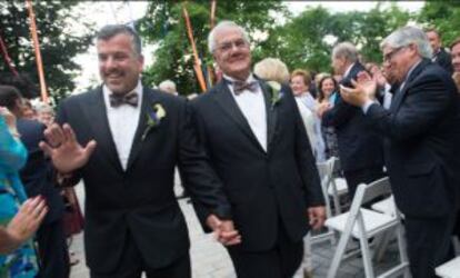 James Ready, a la izquierda, con el representante demócrata, Barney Frank, tras contraer matrimonio.