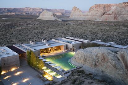 Otra vez la marca Aman para definir la alucinación del lujo. En este caso expandido como un complejo sin líneas definidas en medio del desierto de Utah, con una piscina central minimalista que proyecta sus vistas al Grand Staircase Escalante Monument Valley, las tierras que habitaron los navajos, el portal olvidado del Gran Cañón del Colorado. 1 Kayenta Rd, Canyon Point (Utah, Estados Unidos). Teléfono: +1 435-675-3999. www.aman.com/resorts/amangiri