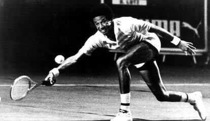 Arthur Ashe, durante un partido en 1976. 