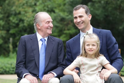 En septiembre de 2012, la página web de la Casa Real publica esta imagen del rey Juan Carlos junto a su hijo, Felipe VI, y su nieta Leonor, princesa de Asturias, simbolizando la continuidad dinástica de la Monarquía española.