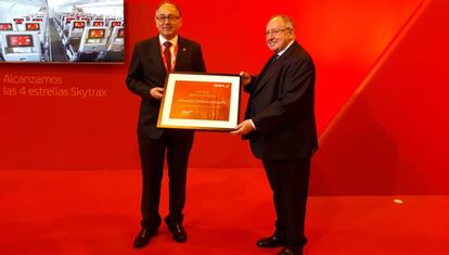 José Luis Bonet (derecha) recibe el premio al mejor cliente del año del presidente de Iberia. Luis Gallego.
