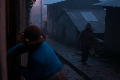 Choquecancha es un pueblo de aproximadamente 200 personas nativas quechua y últimas depositarias de una cultura centenaria desgarrada por parte del colonialismo: la inca. Esta comunidad de humildes trabajadores reside a una altura de 3.850 metros sobre el nivel del mar. Como en todos los pequeños agolpamientos aislados que forman parte de esta zona, llamada Valle Sagrado, la vida aquí empieza muy temprano, cuando aún la sombra de la noche rodea las calles estrechas del pueblo y sus ruinas antiguas. Una mujer vestida con ropa tradicional y un anciano campesino se preparan para un nuevo día de trabajo. La mayoría de ellos son campesinos y pastores. Ellas, sin embargo, suelen tejer,vender hortalizas en la plaza del pueblo o llevar los animales a comer pasto.