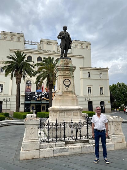José Alberto Hidalgo, maestro masón, junto a la estatua de José Moreno Nieto en Badajoz.