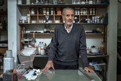 Vicente Rojo posa para una fotografía durante una entrevista en su estudio en Coyoacán en 2019.