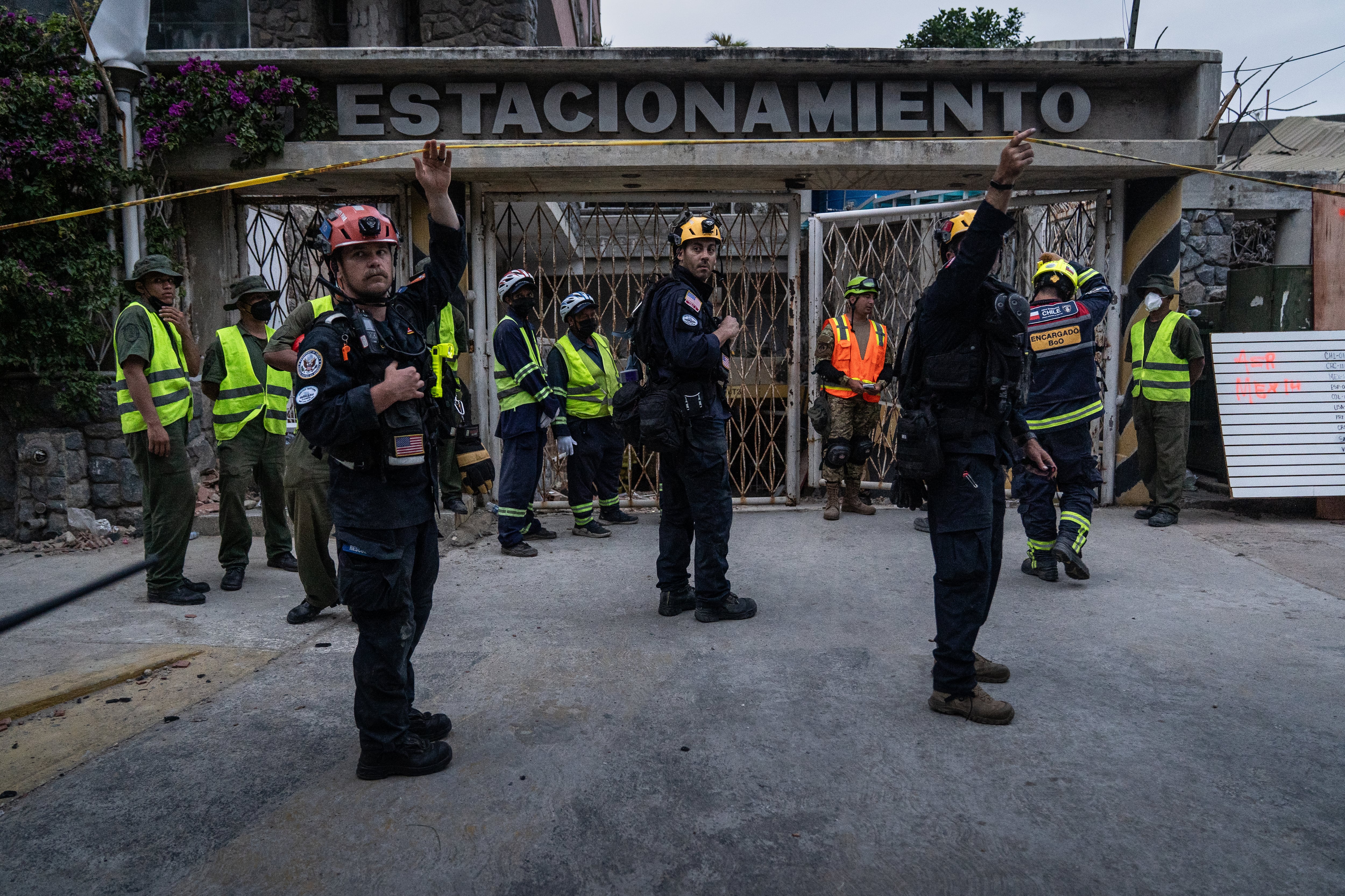 Medio mundo al rescate de Hernán: más de 100 personas de 10 países tratan de salvar a un venezolano tras una semana bajo los escombros