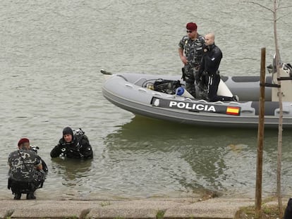 Buzos de los GEO, durante la búsqueda del cuerpo de Marta del Castillo.