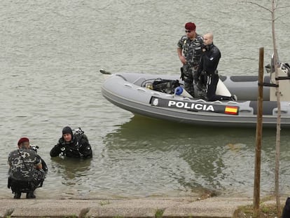 Buzos de los GEO, durante la b&uacute;squeda del cuerpo de Marta del Castillo.