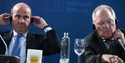 Luis de Guindos (izquierda) y Wolfgang Schäuble.