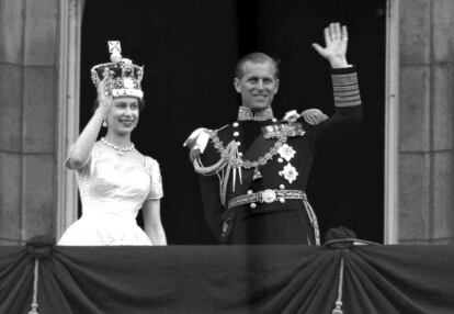 Isabel II y Felipe de Edimburgo saludan desde el balcón del palacio de Buckingham en 1953.