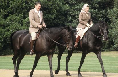 Isabel II y el presidente de EE UU, Ronald Reagan, a caballo por los terrenos de Windsor, el 8 de junio de 1982.