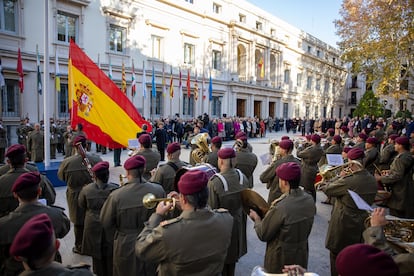 Ceremonia de izado de la bandera frente al Senado, en la plaza de la Marina Española, este miércoles.