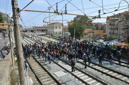 Manifestación de activistas en las vías del tren en la estación de Ventimiglia, localidad fronteriza con Francia.