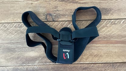 Correctores de postura sobre mesa de madera