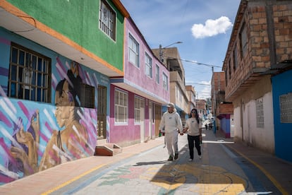 May Rojas y Luisa Sabogal, caminan por una calle de Ciudad Bolívar.