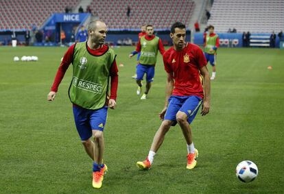 Andrés Iniesta y Sergio Busquets durante el entrenamiento previo al partido contra Turquía.