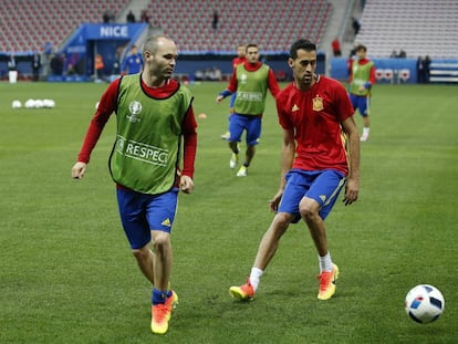 Andrés Iniesta y Sergio Busquets durante el entrenamiento previo al partido contra Turquía.