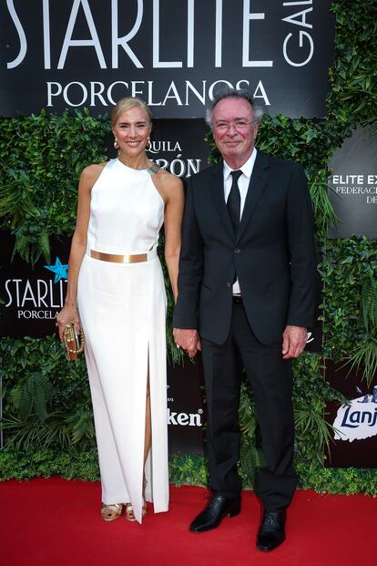 El actor Óscar Martínez y su esposa, Marina Borensztein, posan a su llegada a la gala benéfica de Starlite.