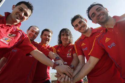 Villa, Iniesta, Xabi Alonso, Puyol, Casillas y Xavi, con la camiseta de la selección española.
