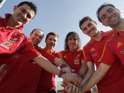 Villa, Iniesta, Xabi Alonso, Puyol, Casillas y Xavi, con la camiseta de la selección española.
