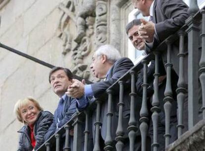 La vicepresidenta De la Vega con el presidente de Asturias, Vicente Álvarez Arecés (centro) y otros integrantes del Consejo territorial del PSOE.