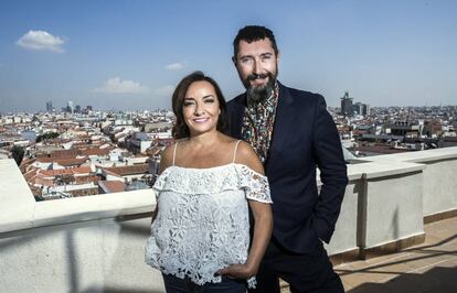 Los presentadores Pepa Bueno y Toni garrido,en la terraza de la cadena SER.