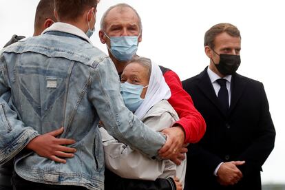 Sophie Pétronin abrazada por miembros de su familia en presencia del presidente francés Emmanuel Macron este viernes en la pista de la base aérea de Villacoublay, en Francia.