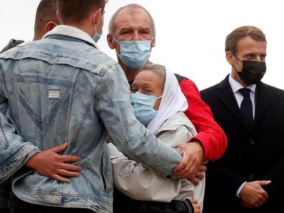 Sophie Pétronin abrazada por miembros de su familia en presencia del presidente francés Emmanuel Macron este viernes en la pista de la base aérea de Villacoublay, en Francia.
