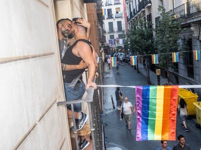 Dos hombres se besan en un balcón de Chueca durante la semana del Orgullo.