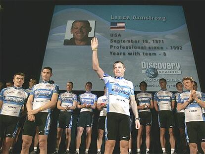 Armstrong, junto a sus compañeros, ayer en la presentación del Discovery Channel.
